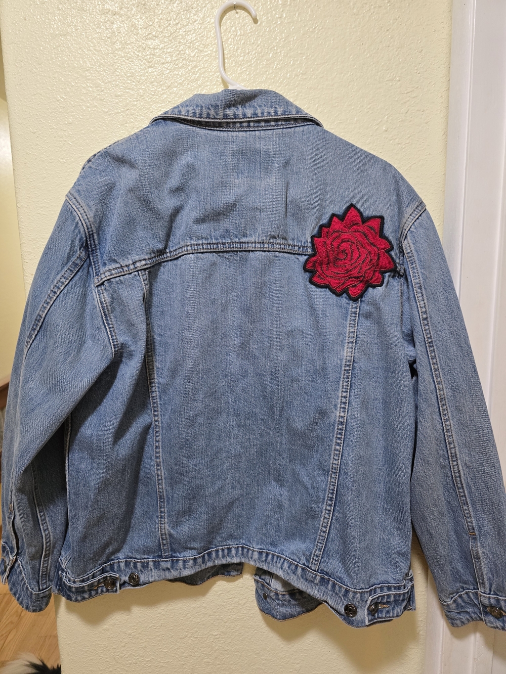 Ariat Rideo Quincy Collab Light Blue Denim Jacket with Red Rose Appliqués - Picture 2 of 3